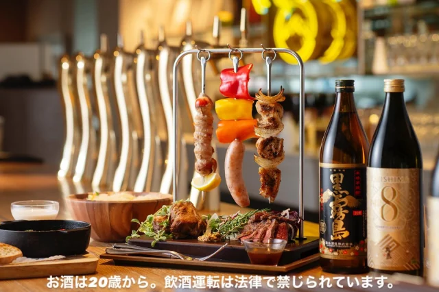 【霧島酒造直営レストラン「 肉と焼酎を堪能できるディナー」再開！】

「焼酎の里 霧島ファクトリーガーデン レストラン」より、ディナーメニューのご案内です♬

今回は、以前ご紹介した「BBQプレート」のほかに
当店自慢の人気料理を一部ご紹介🍳

■～発酵素材～ 5種のピンチョス〈画像2枚目〉
焼酎づくりに欠かせない“発酵”の要素を ふんだんに取り入れた1品です。

■「霧の蔵ベーカリー」特製 ソーセージとアンチョビのピザ〈画像3枚目〉
「霧の蔵ベーカリー」が丹精込めて丁寧に仕上げた パン生地を使用した焼酎の里オリジナルのピザです。

■佐土原なすの オーブン焼きと香味ダレ〈画像4枚目〉
宮崎県の伝統野菜「佐土原なす」を 贅沢に丸ごと1本使用して2種類の料理に仕上げました。

そのほかにも、霧島酒造が大切にしている地元宮崎の「うまいもの」をふんだんに使用し、
地元食材が持つ素材本来の旨味、彩り、食感などを最大限活かした料理をお楽しみいただけます。

ぜひこの機会にご家族やご友人で「焼酎の里 霧島ファクトリーガーデン レストラン」にお越しください！

ご予約は、「焼酎の里 霧島ファクトリーガーデン」@kirishima_factorygardenプロフィールのURLをクリック！
料理やビールの最新情報を今後も発信していきますので、ぜひフォローしてください！

#焼酎の里霧島ファクトリーガーデン#霧島ファクトリーガーデン#霧の蔵ブルワリー#霧島体験#宮崎観光 #都城観光#宮崎#都城#霧島酒造#霧島焼酎#黒霧島#KIRISHIMABEER#霧島ビール#クラフトビール#ビール #ディナー#宮崎ディナー#都城ディナー#都城レストラン#宮崎牛#お子様メニュー#都城ヘルシー