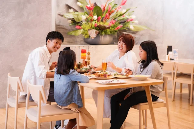 【👦お子様メニューも充実👧「 肉と焼酎を堪能できるディナー」！】

「焼酎の里 霧島ファクトリーガーデン レストラン」より、
ディナーのお子様メニューのご案内です♬

今回は、以前ご紹介した「人気料理」のほかに
ご家族でのご来店で、お子様でも楽しめるお料理をご紹介！

■お子様セット/ ¥890(税込)〈画像2枚目〉
小学生以下のお客様対象のお子様セットでセットドリンク付きのメニューです。

■お子様贅沢セット/ ¥1,460(税込)〈画像3枚目〉
中学生以下のお客様対象に、
1つ1つ手ごねで丁寧に仕上げたハンバーグをメインに、使用食材にもこだわった贅沢なお子様メニューです。

またバースデイプレートや小さなお子様用の椅子もご用意しておりますので、ご家族でのお食事から誕生日のお祝いなど、お子様連れのお客様もご安心してご利用いただけます！

ぜひこの機会にご家族やご友人で「焼酎の里 霧島ファクトリーガーデン レストラン」にお越しください！

ご予約は、「焼酎の里 霧島ファクトリーガーデン」@kirishima_factorygardenプロフィールのURLをクリック！
料理やビールの最新情報を今後も発信していきますので、ぜひフォローしてください！

#焼酎の里霧島ファクトリーガーデン#霧島ファクトリーガーデン#霧の蔵ブルワリー#霧島体験 #宮崎観光 #都城観光#宮崎#都城#霧島酒造#霧島焼酎#黒霧島#KIRISHIMABEER #霧島ビール#クラフトビール#ビール #ディナー#宮崎ディナー#都城ディナー#都城レストラン#宮崎牛#お子様メニュー#都城ヘルシー