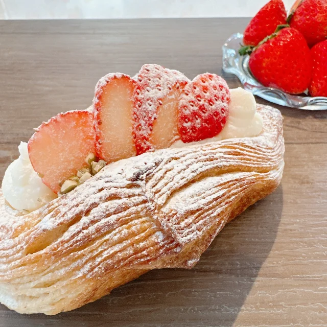 「霧の蔵ベーカリー」のいちごを使った商品をご紹介いたします🍓

いちごデニッシュ ¥390(税込)
-——————————————
サクサクなデニッシュ生地の中には
卵のコクを活かした甘さ控えめのカスタードクリーム。
その上には、コク深い牛乳クリームと
甘酸っぱいジューシーないちごをトッピングしピスタチオを添えました。

クリームの濃厚さといちごのフレッシュな味わいで口の中が幸せいっぱい。

その時々で採れる旬のいちごを使っており、様々な品種のいちごを味わうことができます。
現在は「さがほのか」を使用！

自分へのご褒美やお土産にもピッタリな一品。

店内の暖かいカフェスペースでゆったりとお過ごしいただけます。
皆様のご来店を心よりお待ちしております。

■ご予約方法：お電話(0986-22-8989)または店頭にて承ります。
※DM、コメントでのご予約は受け付けておりません。
※数量限定のため、先着順の販売となります。

■お問い合わせ
「霧の蔵ベーカリー」宮崎県都城市志比田町5480番地
【電話受付時間】9:30～16:00
【定休日】火曜日
【TEL】0986-22-8989

#焼酎の里霧島ファクトリーガーデン #霧島ファクトリーガーデン #霧の蔵ブルワリー #霧島体験 #宮崎観光 #都城観光 #宮崎 #都城 #霧島酒造 #霧島焼酎 #宮崎テイクアウト #都城テイクアウト #霧の蔵ベーカリー #ベーカリー #都城パン屋 #ピクニック #ピッツァ #パン #焼酎モロミ #宮崎ピザ #都城ピザ #都城ランチ #パン屋 #パンスタグラム #パン活 #苺#いちご#いちごデニッシュ