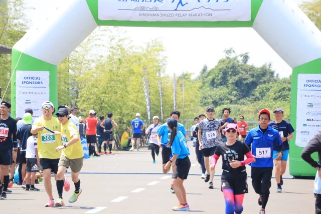 ＼霧島酒造リレーマラソン開催のお知らせ🏃‍♀️💨／

2025年5月24日(土)、「焼酎の里 霧島ファクトリーガーデン」で、「第3回 霧島酒造リレーマラソン」を開催します♪

「霧島酒造リレーマラソン」は、普段立ち入ることのできない霧島酒造の工場内を通るコースが特長で、見慣れない工場内の景色は迫力満点です！

大会テーマは『タスキで絆を再発見』！
前回大会でも、参加者の笑顔や楽しそうな様子から、上級者や未経験者問わず、職場や学校の仲間、友人、家族と『絆』を深めていただいたようでした🤗

参加特典もございますので、ぜひ奮ってご参加ください！

エントリーや詳細は、「霧島酒造リレーマラソン公式Instagram」@kirishima_shuzo_relay_marathon プロフィールURLから、「大会公式ホームページ」をクリック♪

【お問い合わせ】
霧島酒造リレーマラソン実行委員会(GARMINショップ宮崎) TEL：0985-78-3008

#焼酎の里霧島ファクトリーガーデン #霧島ファクトリーガーデン #ファクトリーガーデン #霧の蔵ブルワリー #レストラン #霧島体験 #宮崎 #都城 #宮崎イベント #都城イベント #霧島酒造 #霧島焼酎 #黒霧島 #KIRISHIMABEER #クラフトビール #ビール #焼酎 #霧島酒造リレーマラソン #リレーマラソン #陸上 #都城スポーツ #スポーツ #絆 #運動 #健康