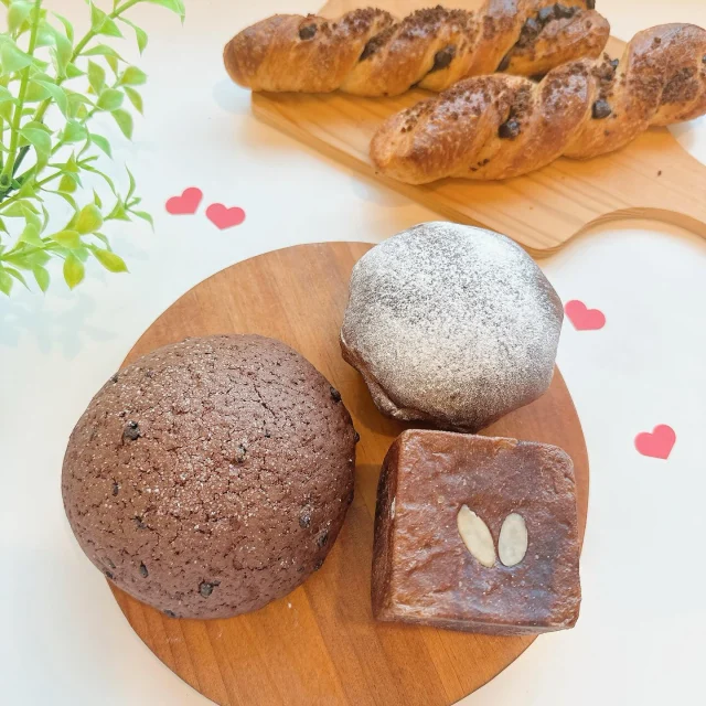 「霧の蔵ベーカリー」のバレンタインにおすすめ！チョコレートを使ったパンをご紹介いたします♡

(2枚目)チョコメロンパン ¥210(税込)
-——————————————————
ふわふわのココア生地のパンの上には、サクサクのチョコレートクッキー。甘過ぎずほどよいビター感があり、子供から大人まで人気の、期間限定メロンパンです。

(3枚目)フォンダンショコラパン ¥230(税込)
-—————————————————————
しっかりとしたミルク感が楽しめる口溶けの良いチョコレートクリームと板チョコを、ココア生地で丁寧に包み焼き上げました。
2層のチョコレートが奏でる、冬季限定のフォンダンショコラパンをお楽しみください。

(4枚目)ラズベリーチョコキューブ ¥290 (税込)
-———————————————————————
キューブの中には、濃厚でなめらかなチョコレートクリームと口当たりのよい板チョコ。さわやかな甘酸っぱさが特徴のラズベリーがアクセントに。
この季節限定のキューブパンです。

(5枚目)チョコスティック ¥180(税込)
-——————————————————
優しい甘さのデニッシュ生地にチョコレートチップを
たっぷりと混ぜました。チョコクランチのサクッとした食感が楽しい一品。
スティック状で、ワンハンドで手軽に食べられるのも嬉しいポイントです。

■ご予約方法：お電話(0986-22-8989)または店頭にて承ります。
※DM、コメントでのご予約は受け付けておりません。
※数量限定のため、先着順の販売となります。

■お問い合わせ
「霧の蔵ベーカリー」宮崎県都城市志比田町5480番地
【電話受付時間】9:30～16:00
【定休日】火曜日
【TEL】0986-22-8989

#焼酎の里霧島ファクトリーガーデン #霧島ファクトリーガーデン #霧の蔵ブルワリー #霧島体験 #宮崎観光 #都城観光 #宮崎 #都城 #霧島酒造 #霧島焼酎 #宮崎テイクアウト #都城テイクアウト #霧の蔵ベーカリー #ベーカリー #都城パン屋 #ピクニック #ピッツァ #パン #焼酎モロミ  #宮崎ピザ #都城ピザ #都城ランチ #パン屋 #パンスタグラム #バレンタイン #チョコ #チョコメロンパン #フォンダンショコラパン#チョコキューブ #チョコスティック